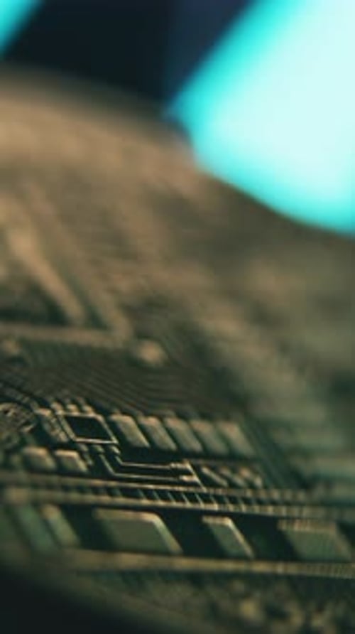 Vertikale Aufnahme einer sich drehenden Gold-Bitcoin-Münze, digitale Kryptowährung, virtuelles Geld