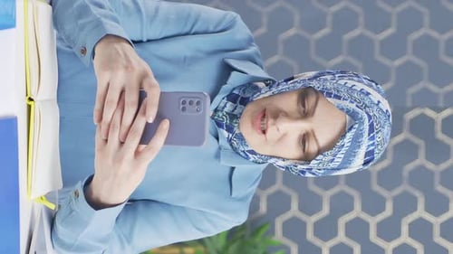 Vertikales Video einer Geschäftsfrau, die am Telefon eine SMS schreibt.