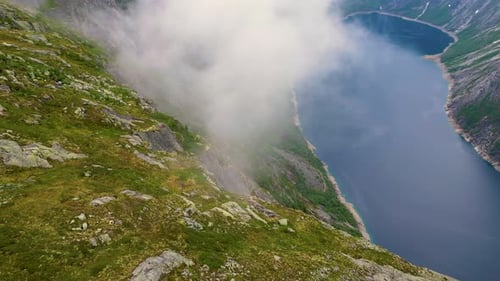Montañas brumosas Los fiordos de Noruega