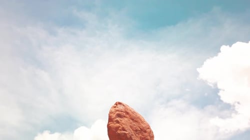 Vue inclinée vers le bas de Balance Rock dans le parc national d'Arches, dans l'Utah. 4K