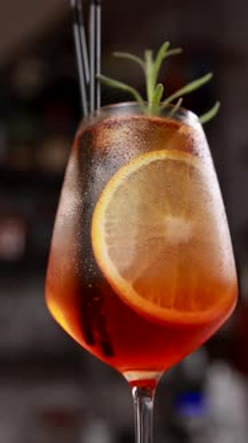 der Barkeeper bereitet einen Cocktail an der Bar zu