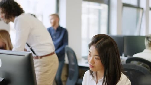 Femme asiatique souriante tout en travaillant dans un coworking