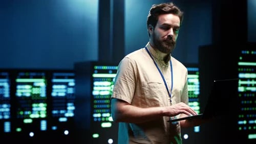Programmierer schreibt Server-Skriptcode im Rechenzentrum
