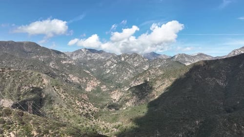 Luftaufnahme der zerklüfteten Landschaft der San Gabriel Mountains