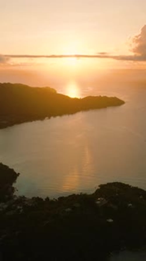 Soleil doré se reflétant sur les eaux calmes de l'océan et les îles Praslin Seychelles