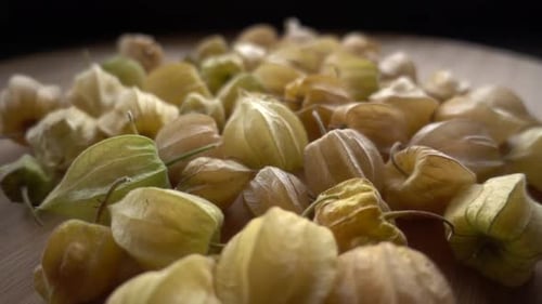 Süße Physalis-Beere auf dem Tisch