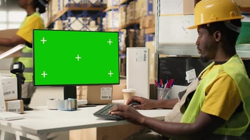 Black Man supervisa las operaciones de comercio electrónico en un PC junto a Chroma Key