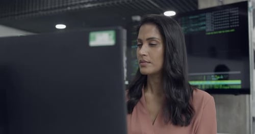 Geschäftsfrau arbeitet am Computer im Cybersicherheitsbüro