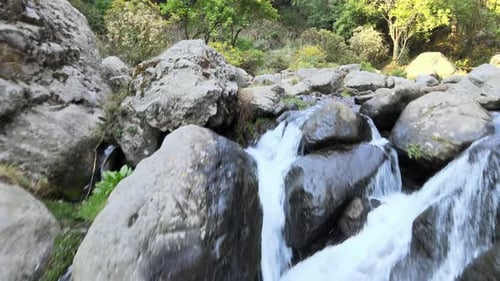 In einem kleinen Wasserfall hochklettern