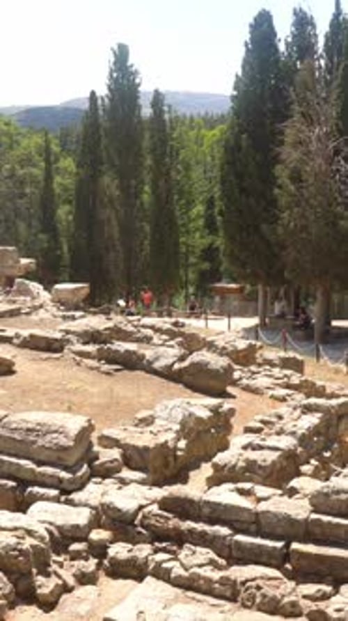Touristes visitant le site archéologique de l'ancien palais de Knossos en Crète