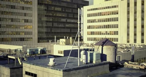 Vista desde la azotea de edificios urbanos con torres y equipos de refrigeración