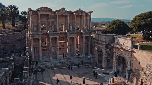 Vue panoramique cinématographique de la bibliothèque de Celsus dans la vieille ville d'Éphèse,