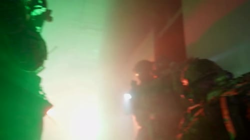 Des soldats professionnels armés assaillent un bâtiment. Tournée Cinématographique active