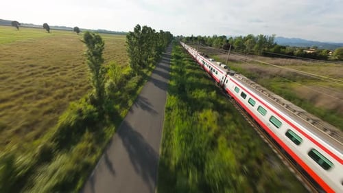 Naturlandschaft rund um einen Personenzug auf der Eisenbahn