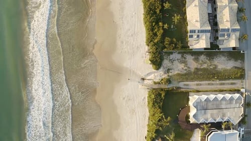 Bela vista aérea cinematográfico superior de uma praia brasileira com areia branca e água cristalina esmeralda em