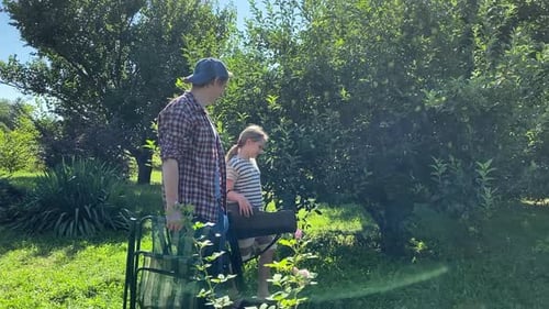 Tiempo en familia pescando en un estanque