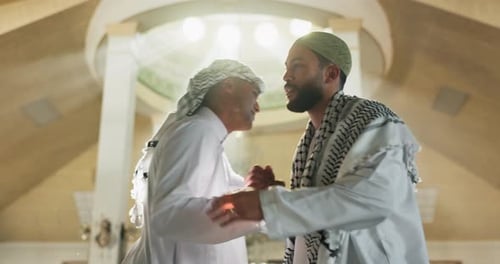 Muslim, Männer und Handschlag mit Umarmung in der Moschee für Begrüßung, Respekt und Unterstützung in der islamischen Community