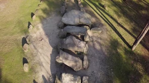 Dolmen à Emmen, aux Pays-Bas. Survolant la structure mégalithique au soleil
.