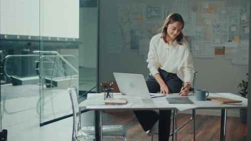 Junge Architektin arbeitet in ihrem Büro hart an Entwürfen und Projekten