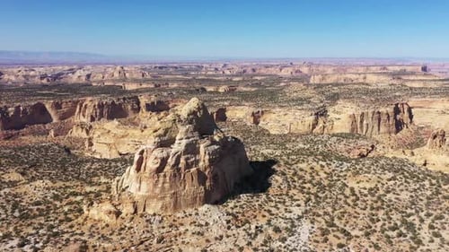 Vista aérea de Chimney Rock a lo largo de la I70 en Utah, vuelo parcial.