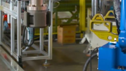 Nahaufnahme von Kupferdrähten in der Montage an der Produktionslinie in einer Automobilfabrik