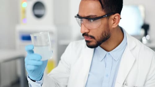 Travailleur de laboratoire spécialisé effectuant des recherches scientifiques dans un établissement médical et de santé
