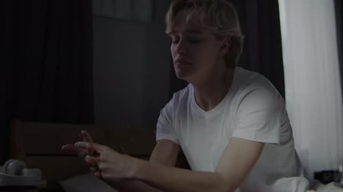 Une jeune femme triste se tord les mains souffrant de dépression