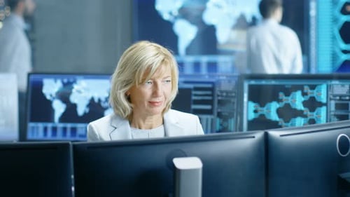 Operadora profesional de la sala de monitoreo del sistema observa el correcto funcionamiento de la instalación.
I