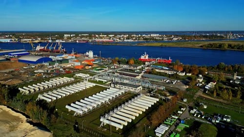 Frachtbetrieb in einem geschäftigen Hafen mit Schiffen und industriellen Aktivitäten im Sonnenlicht