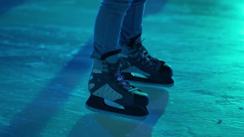 L'éclairage bleu et violet d'Ice Skating Mood crée une ambiance cinématographique pour le patinage urbain