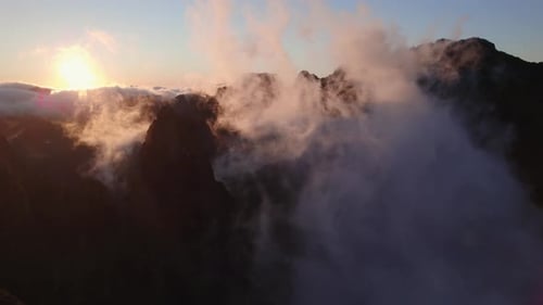 Sonnenuntergang über den Wolken. auf Madeira