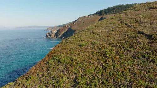 Un paysage marin serein avec une vue pittoresque de Malpica, en Espagne - Grand angle gauche