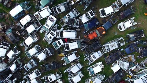 Luftaufnahme von oben Müllkippe, Müll, verlassene Autos. Autodeponie aus der Luft
.