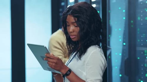 Eine professionelle Frau, die sich aktiv mit einem digitalen Tablet in einer modernen Arbeitsumgebung beschäftigt