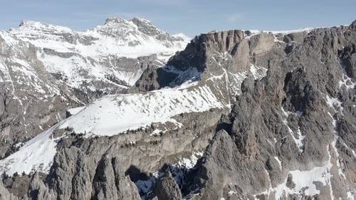 Vol aérien au-dessus des magnifiques Alpes