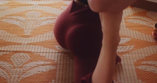 Mujer con culo redondo perfecto haciendo hendiduras en la alfombra, vista de la órbita de cerca