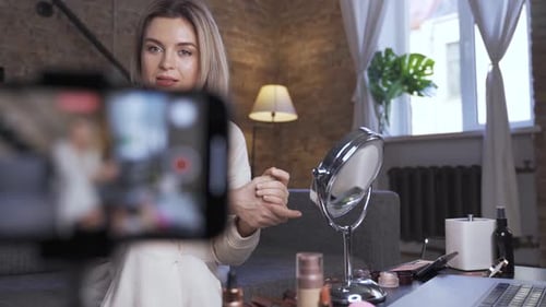Una bloguera de belleza está haciendo un Vídeo para sus Seguidores