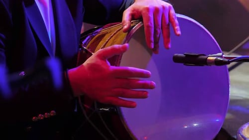 Musikinstrumente aus nächster Nähe: Teilnehmer spielen auf der Bühne die orientalische Trommel mit ihren eigenen Händen
