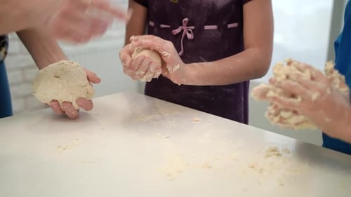 Mama und Kinder backen gemeinsam leckeren Kuchenteig in der Küche