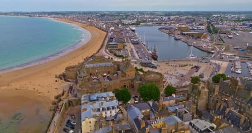 Vue aérienne de Saint-Malo, Bretagne, France, Bâtiments historiques de Saint-Malo bordant le littoral, Drone