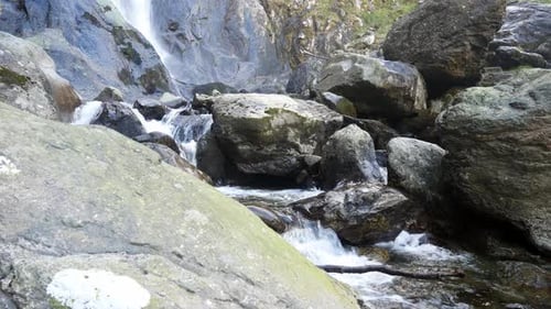 Felsiger Wasserfall, Flussbach, der im saisonalen Herbst über zerklüftete Felsbrocken fließt, Wald, Dolly Left