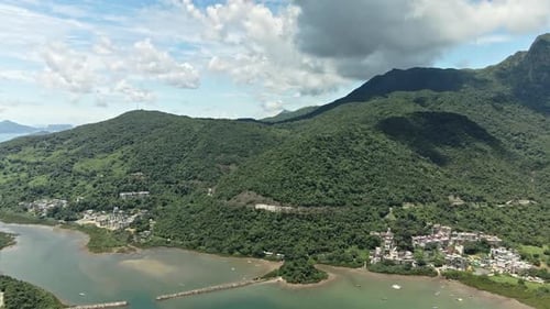 Drone 4K sobrevoando uma bela ilha montanhosa em Sai Kung, Hong Kong.