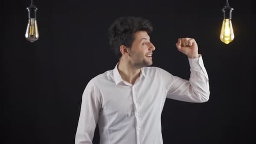 El hombre que lucha por encontrar ideas está confundido. Lámparas Idea.