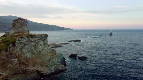 Ruines du château d'Andros Chora et phare de Tourlitis, Grèce