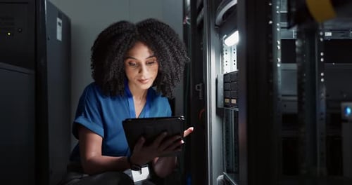 Frau, Tablet und Internet per Server als Softwareingenieurin und Online-Recherche zum Eincodieren von Daten