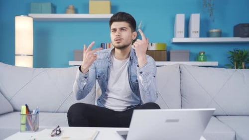 Junger Mann konzentrierte sich und dachte ernsthaft über eine Idee nach.
