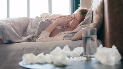 Une femme caucasienne malade et malade Une fille en mauvaise santé souffre de la grippe, du rhume et du coronavirus saisonnier
