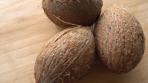 Kokosnuss aus nächster Nähe auf Holzuntergrund