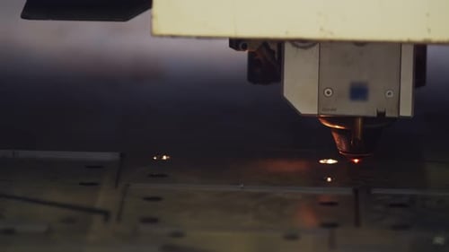 Automatische Laserschneidmaschine, die mit Funken beginnt, um währenddessen Teile aus dem Blech zu schneiden