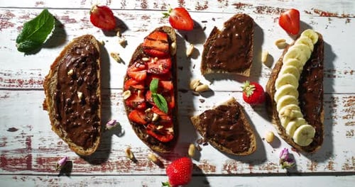 Tartiner le pain grillé aux fruits